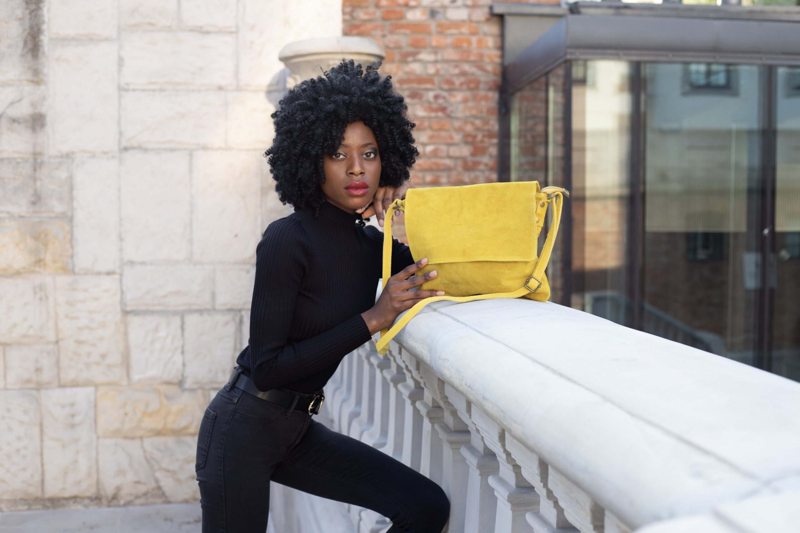 Żółta Włoska Torebka damska zamszowa listonoszka z klapą B67