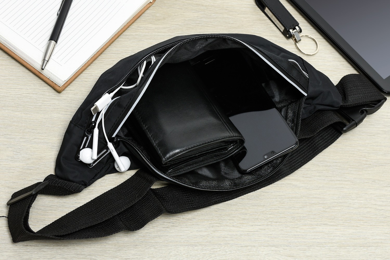 Czarna saszetka nerka wodoodporna biodrówka pas Beltimore C63