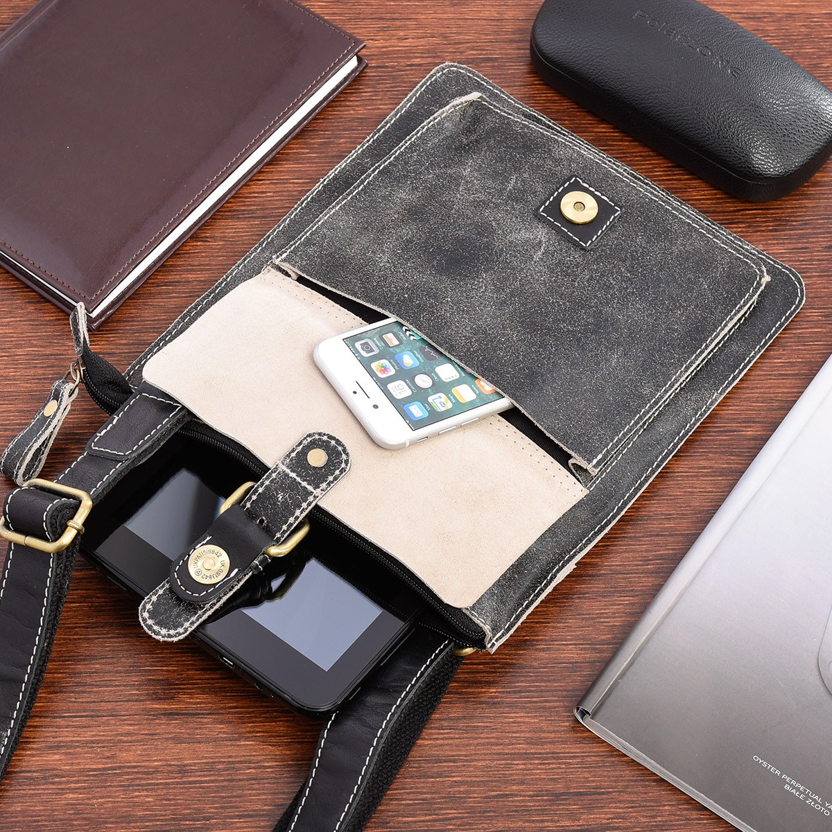 Czarna skórzana torba męska raportówka na ramię mała Beltimore M10